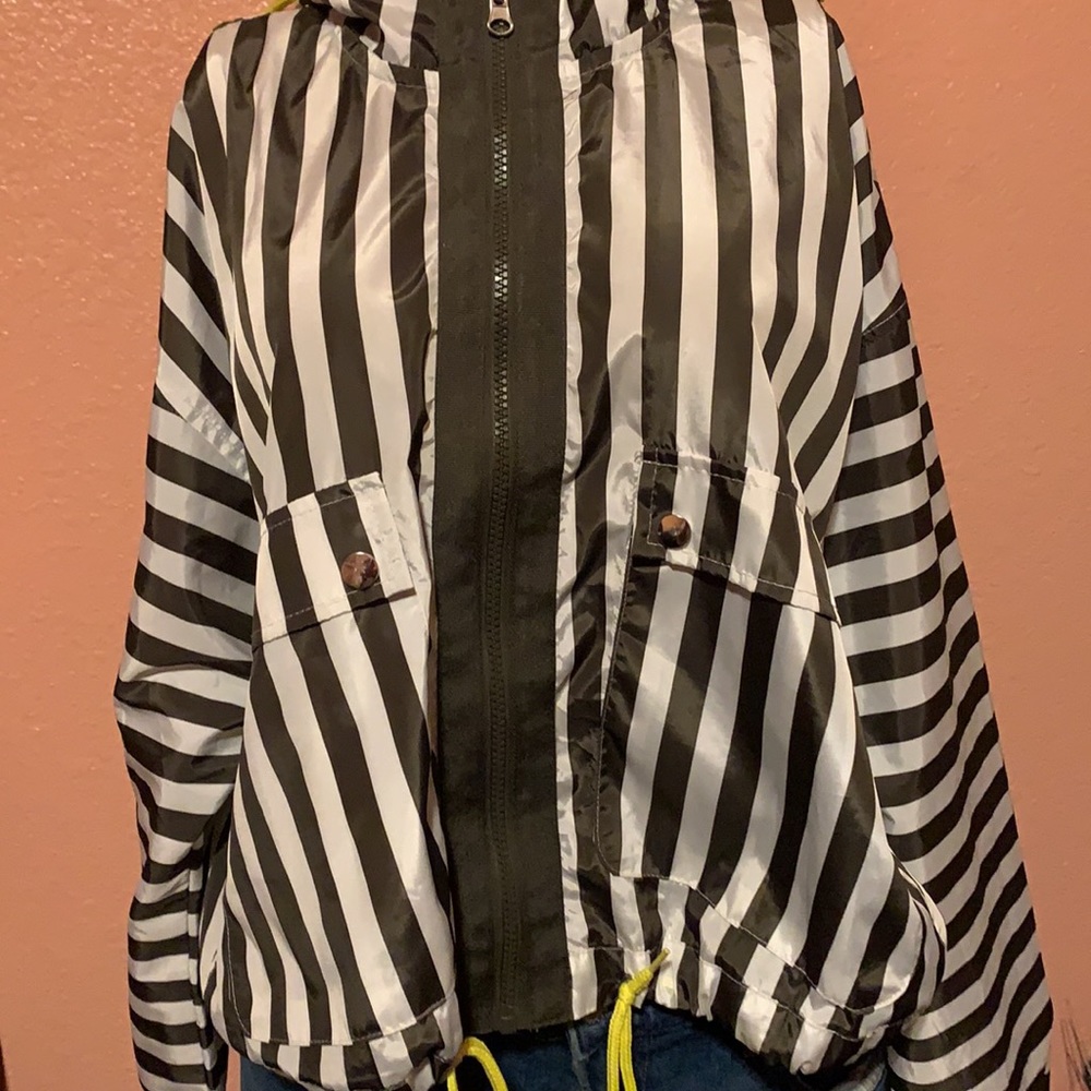 Like-New Lightweight Windbreakers - image 3